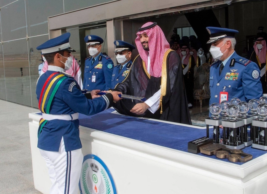 الأمير محمد بن سلمان لدى رعايته حفل تخريج الطلبة أمس (واس)