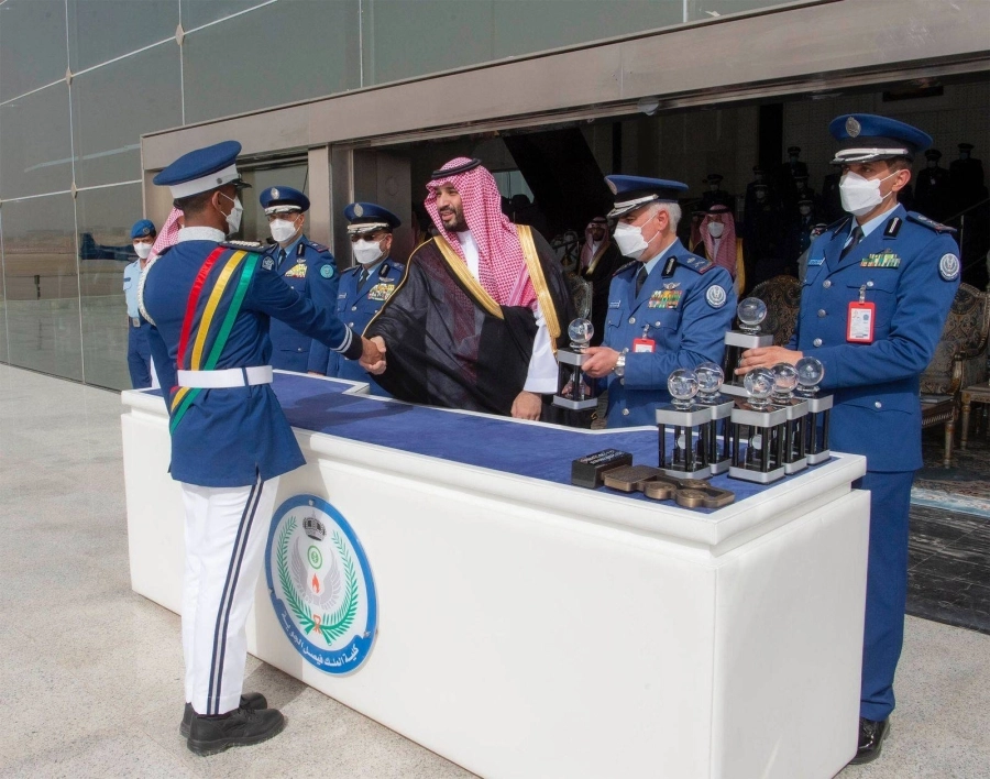 الأمير محمد بن سلمان لدى رعايته حفل تخريج الطلبة أمس (واس)