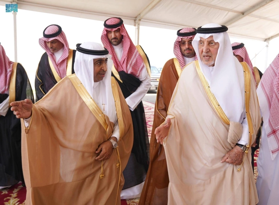 






خالد الفيصل خلال جولته في المدينة الذكية                                        (مكة)