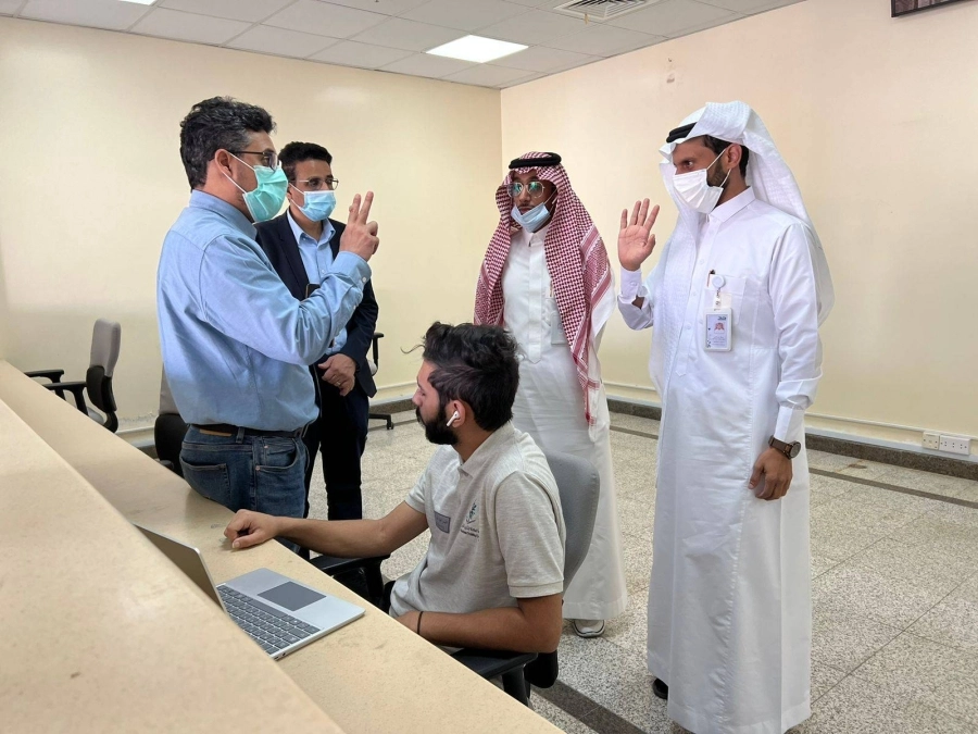 






خالد الغامدي خلال افتتاح المكتب             (مكة)