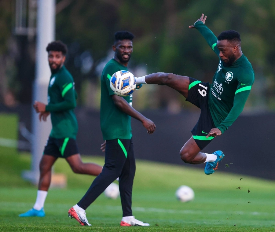 فهد المولد خلال تدريبات الأخضر بمعسكر الإمارات