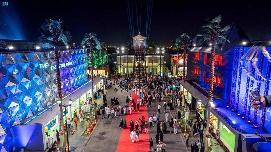 






إقبال من الزوار على منطقة استوديو                                  (مكة)