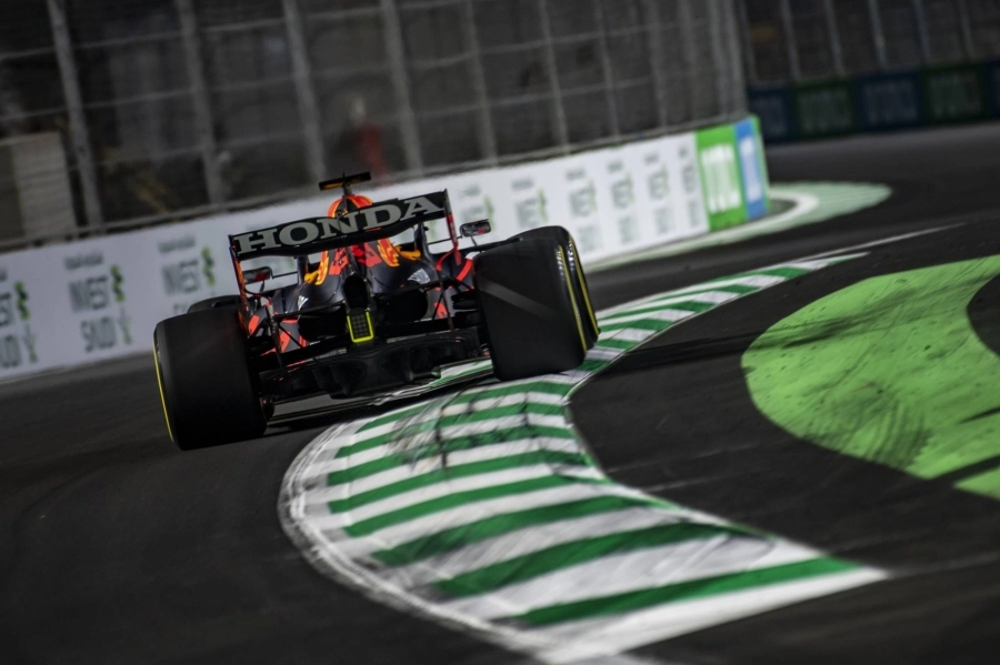 






أحد المتسابقين في ميدان الفورمولا1