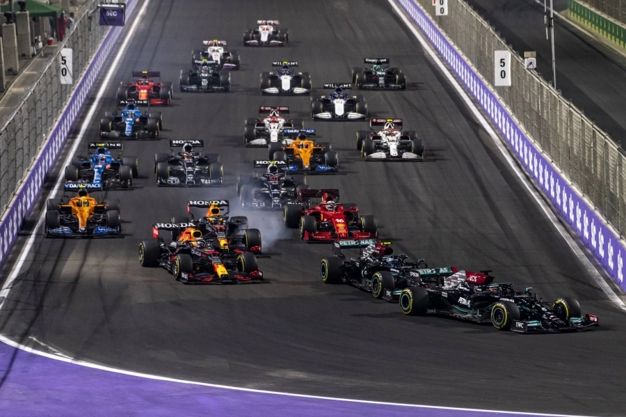 






سيارات الفورمولا1 تستعد للسباق                                                (مكة)