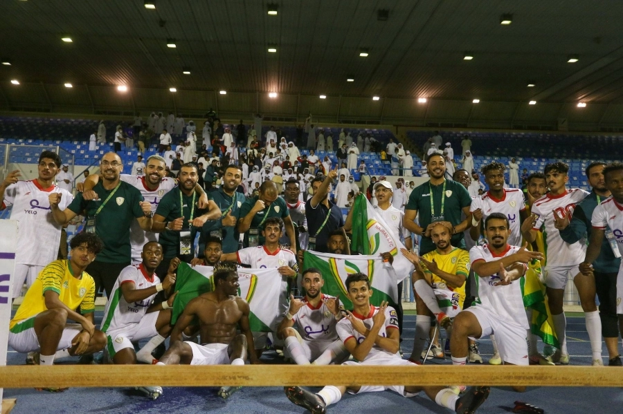 






نجران محتفلا بفوزه الرابع على التوالي                                      (مكة)