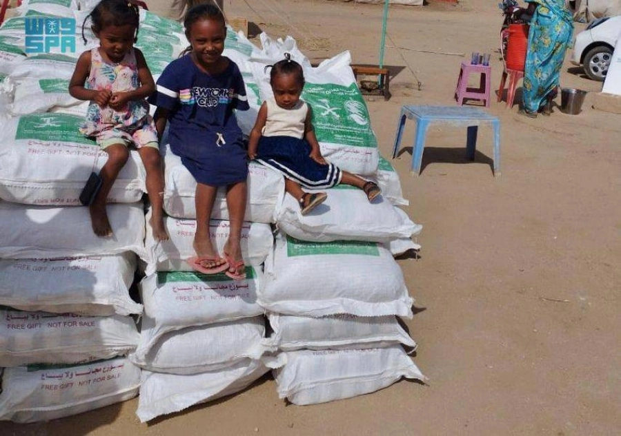 أطفال يجلسون على السلال الغذائية (واس)