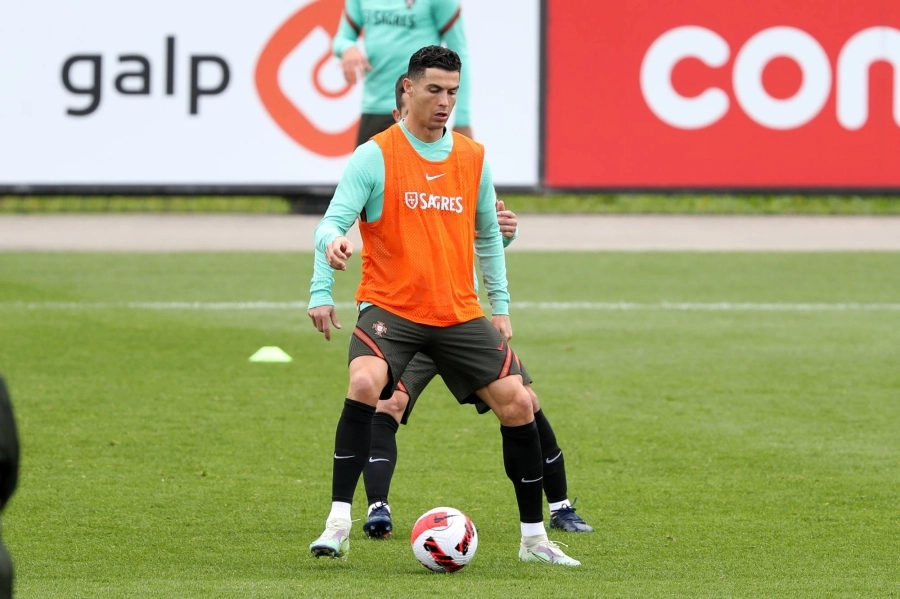 






رونالدو خلال تدريبات البرتغال الأخيرة