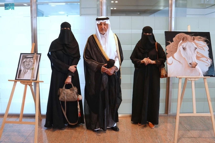 خالد الفيصل خلال استقباله نورة مجرشي  (مكة)