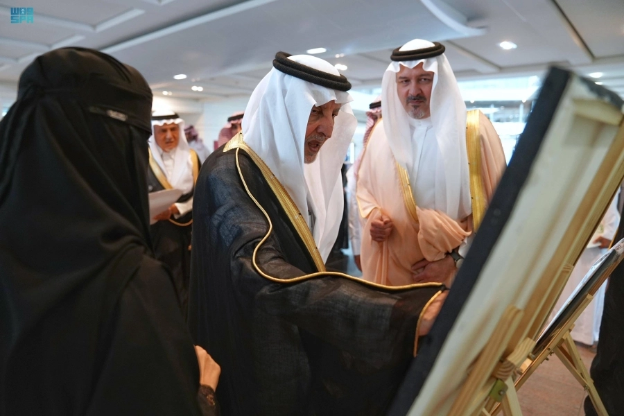 






.. ويطلع على عمل فني لمجرشي                              (مكة)