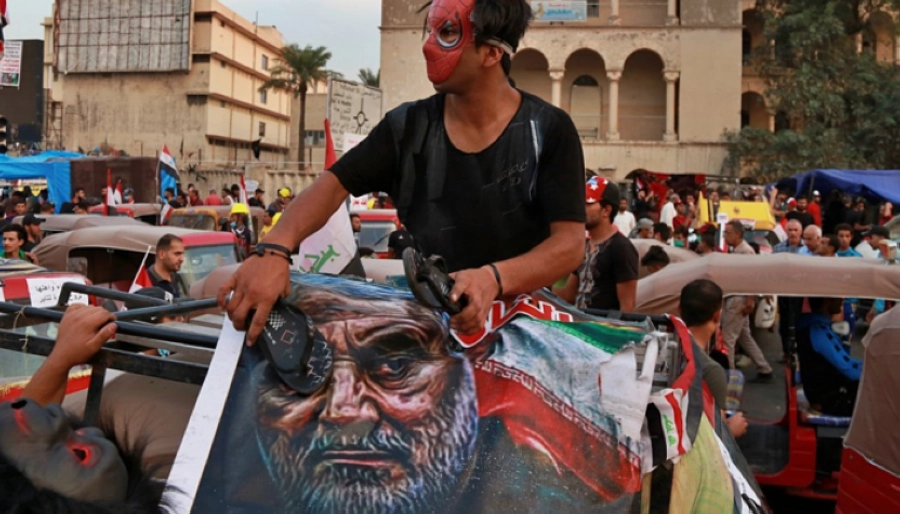 






متظاهرون يضربون رموز الملالي بالأحذية                                 (مكة)