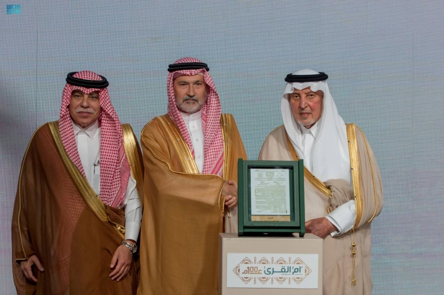 خالد الفيصل لدى تكريمه رواد ومؤرخي جريدة أم القرى  (مكة)