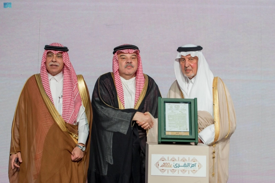 خالد الفيصل لدى تكريمه رواد ومؤرخي جريدة أم القرى   (مكة)