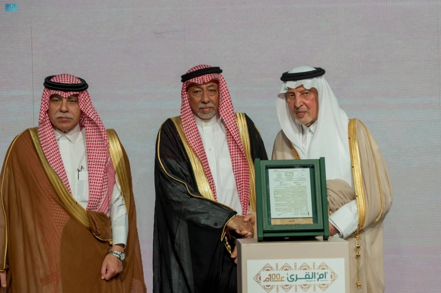 خالد الفيصل لدى تكريمه رواد ومؤرخي جريدة أم القرى    (مكة)