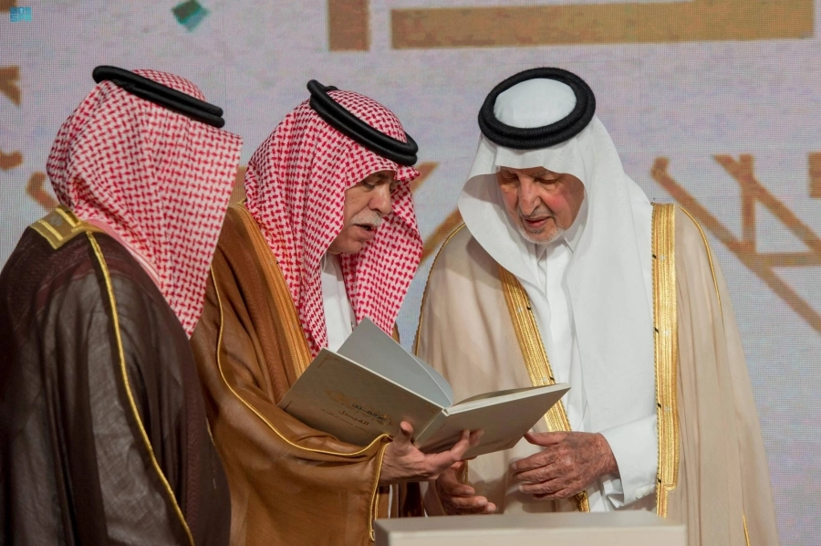 خالد الفيصل يطلع على أرشيف أم القرى     (مكة)