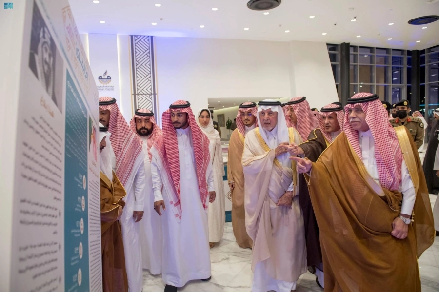 خالد الفيصل لدى تجوله في المعرض التفاعلي المصاحب (مكة)