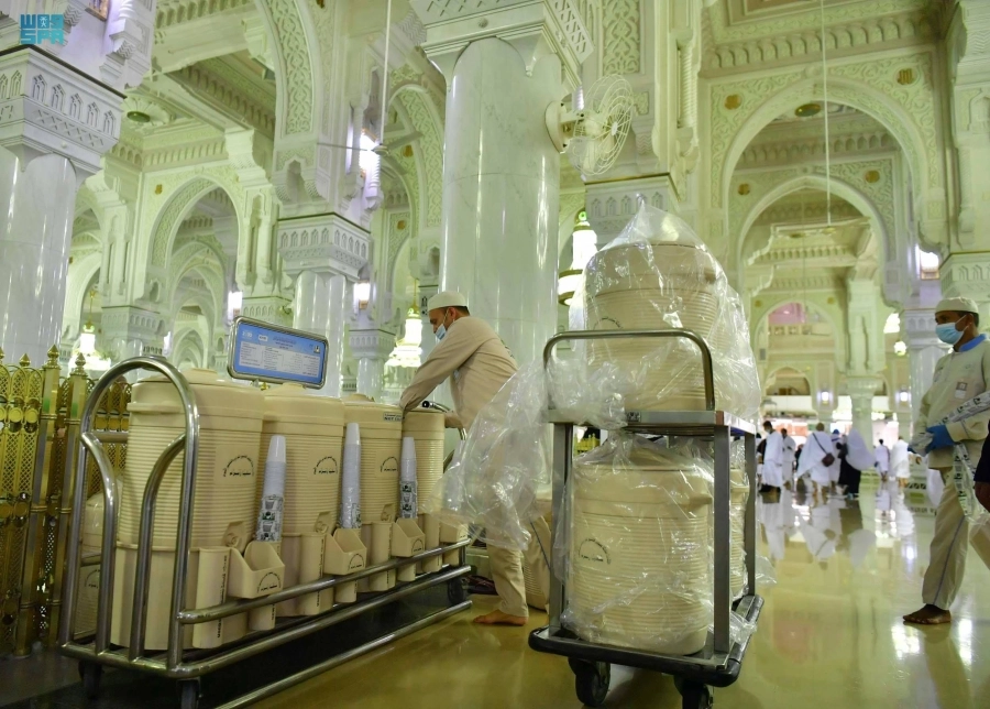 تجهيز وتعبئة حافظات زمزم (مكة)