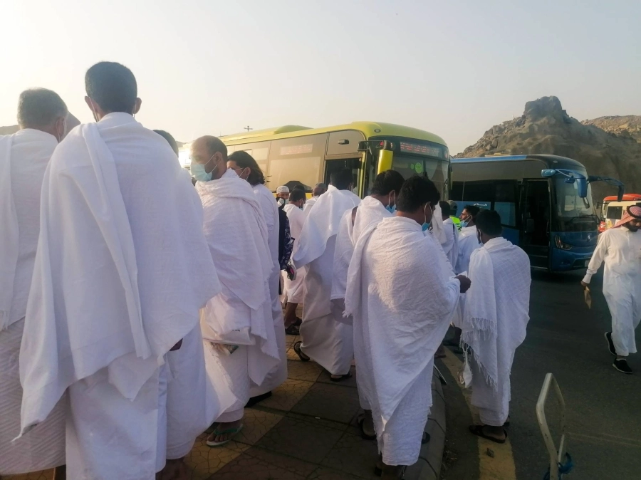 معتمرون في مواقف كدي ينتظرون باصات النقل إلى المسجد الحرام لأداء العمرة ومن ثم العودة إلى المواقف لاستقلال سياراتهم، في تنظيم يساعد
على فك الزحام.
