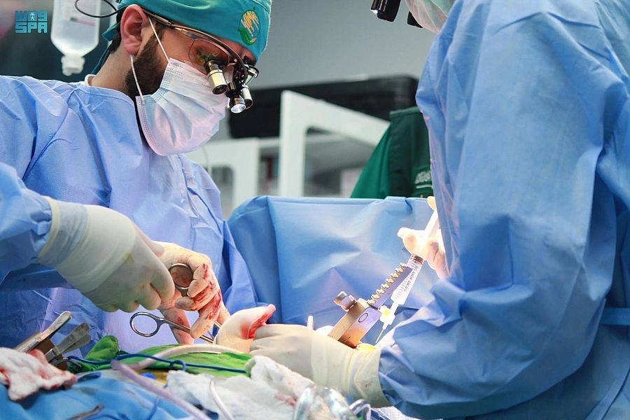 الفريق الطبي لمركز الملك سلمان للإغاثة يجري إحدى الجراحات (واس)