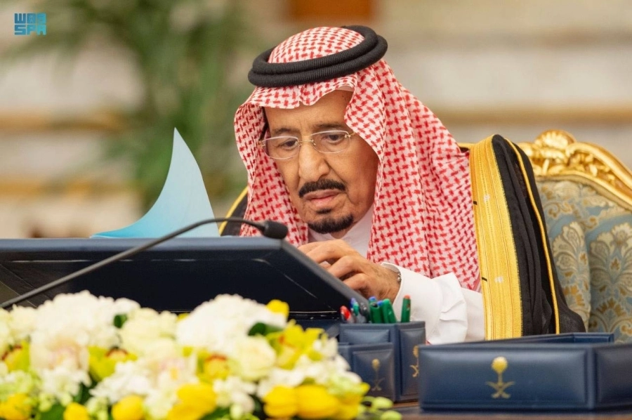






خادم الحرمين لدى ترؤسه جلسة مجلس الوزراء في جدة أمس                                                           (واس)