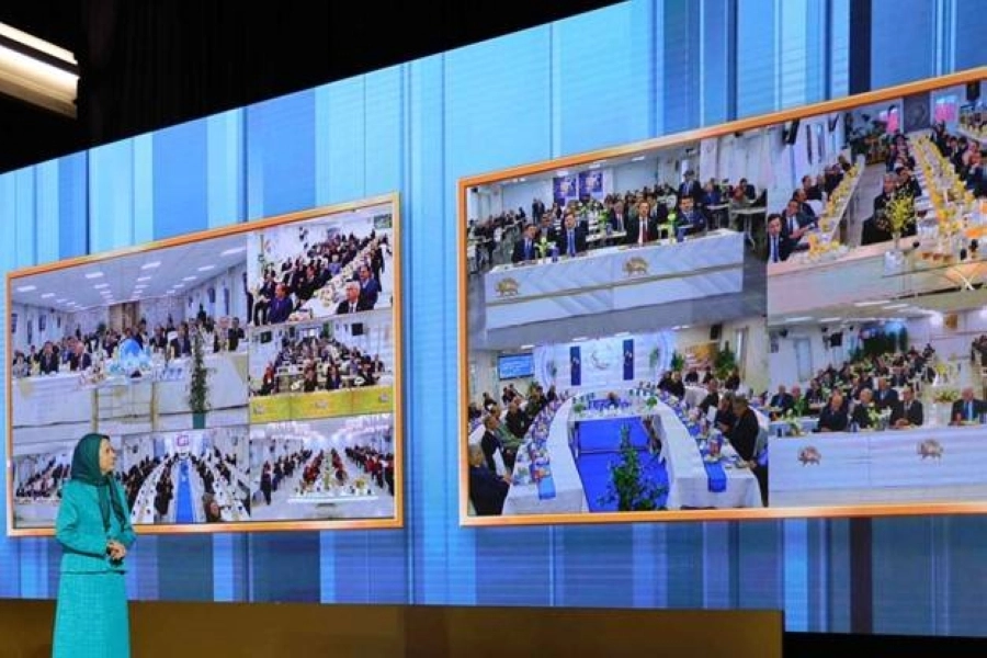 مريم رجوي تتحدث للمشاركين في المؤتمر                                                                                   (مكة)