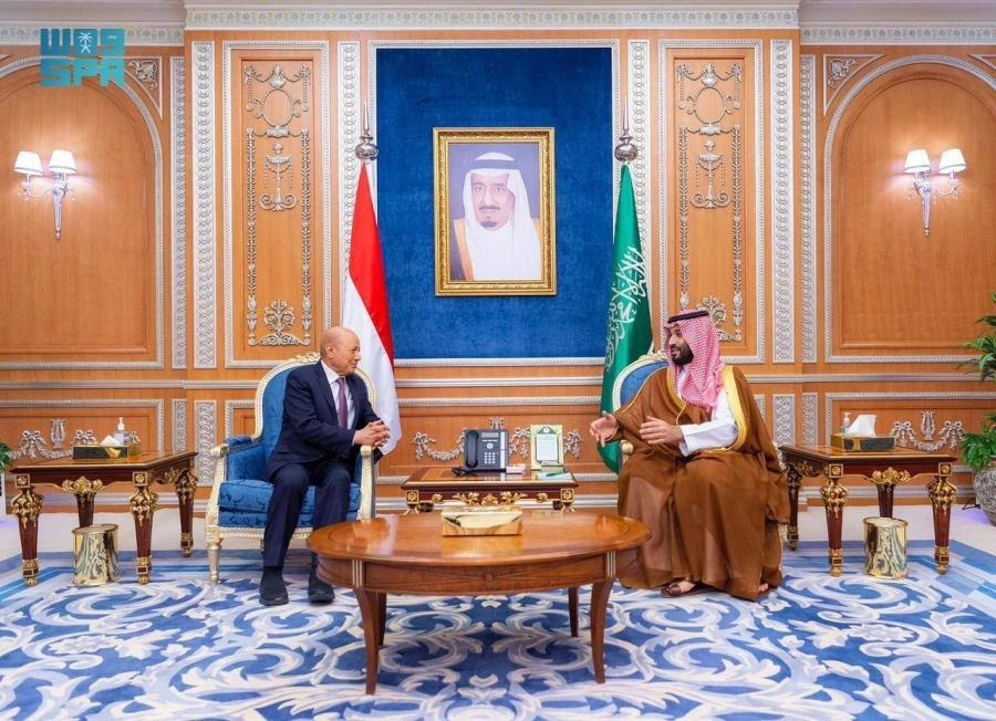 






الأمير محمد بن سلمان لدى استقباله رئيس مجلس القيادة الرئاسي اليمني وأعضاء المجلس         (واس)