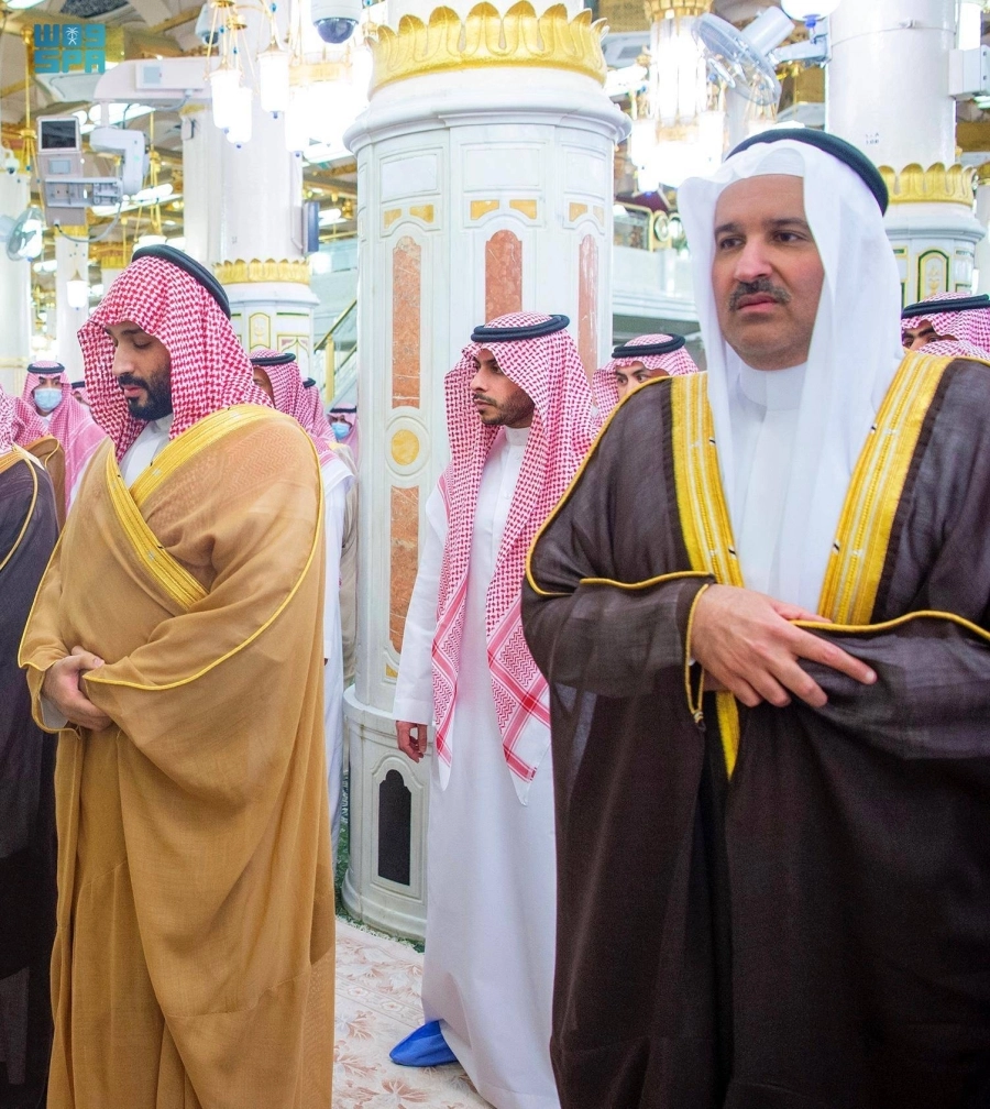 الأمير محمد بن سلمان لدى زيارته المسجد النبوي والصلاة في الروضة الشريفة               (واس)