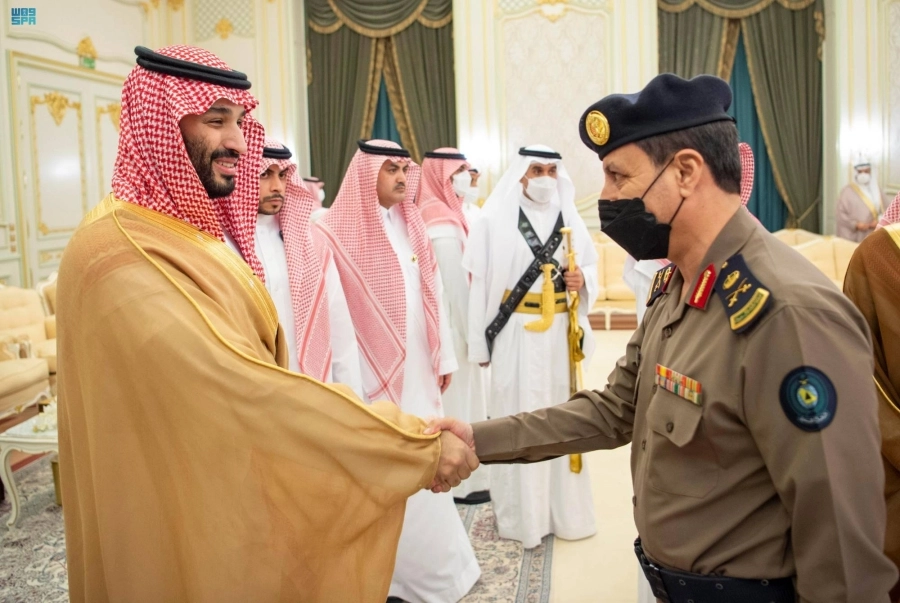 ولي العهد لدى استقباله العلماء والوزراء وجمعا من المواطنين في قصر طيبة                                                                        (واس)