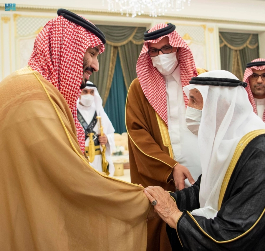 ولي العهد لدى استقباله العلماء والوزراء وجمعا من المواطنين في قصر طيبة                                                                        (واس)