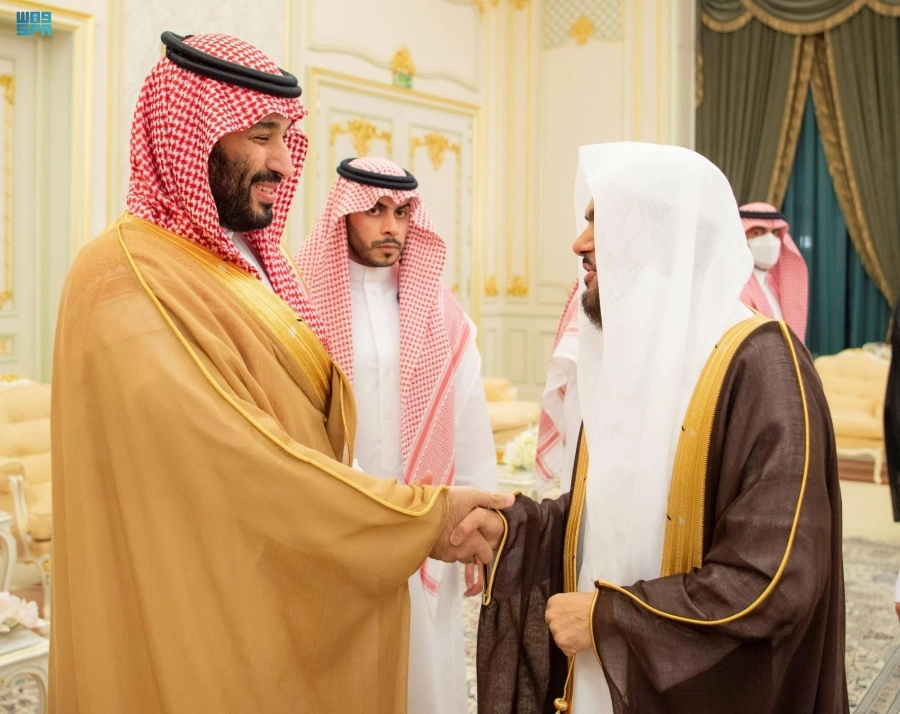 ولي العهد لدى استقباله العلماء والوزراء وجمعا من المواطنين في قصر طيبة                                                                        (واس)