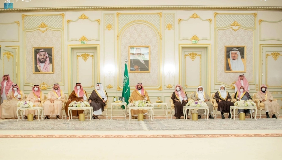 ولي العهد لدى استقباله العلماء والوزراء وجمعا من المواطنين في قصر طيبة                                                                        (واس)