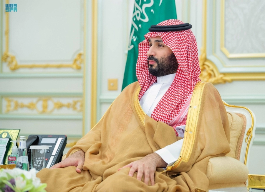 ولي العهد لدى استقباله العلماء والوزراء وجمعا من المواطنين في قصر طيبة                                                                        (واس)