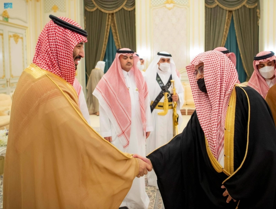 ولي العهد لدى استقباله العلماء والوزراء وجمعا من المواطنين في قصر طيبة                                                                        (واس)