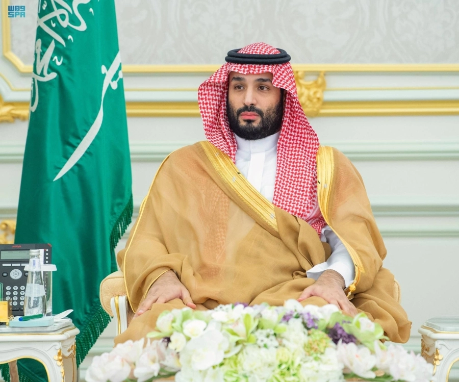 ولي العهد لدى استقباله العلماء والوزراء وجمعا من المواطنين في قصر طيبة                                                                        (واس)