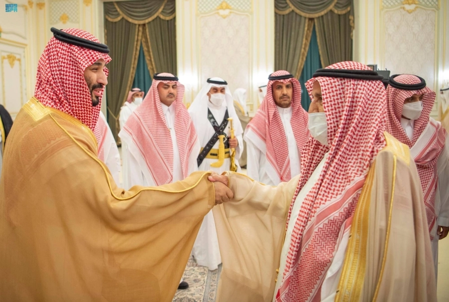 ولي العهد لدى استقباله العلماء والوزراء وجمعا من المواطنين في قصر طيبة                                                                        (واس)