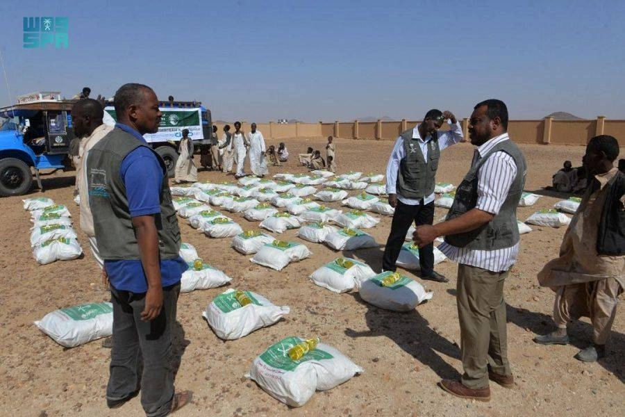 متطوعون في بداية توزيع السلال