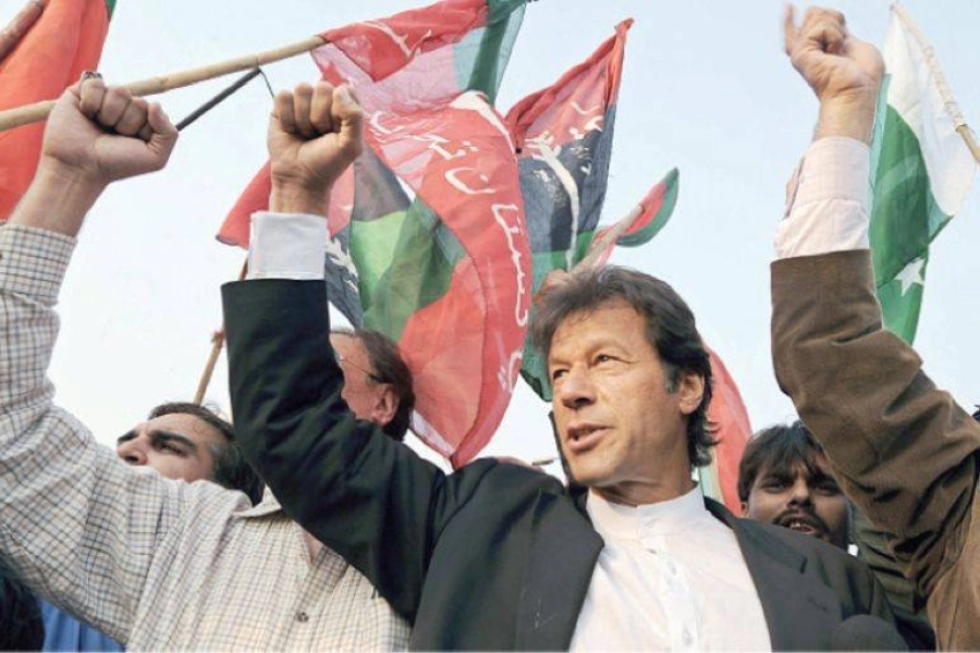 






خان يؤكد انحيازه للشارع