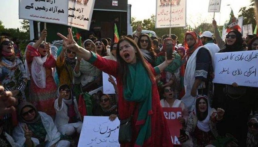 






أنصار عمران خان ينزلون إلى الشارع                              (مكة)