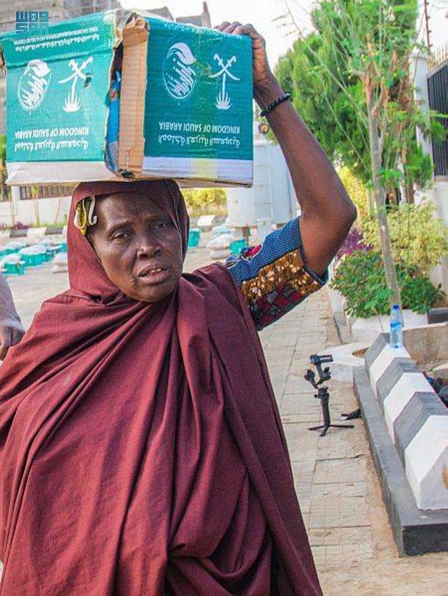 






سيدة من النيجر تحمل إحدى السلال الغذائية