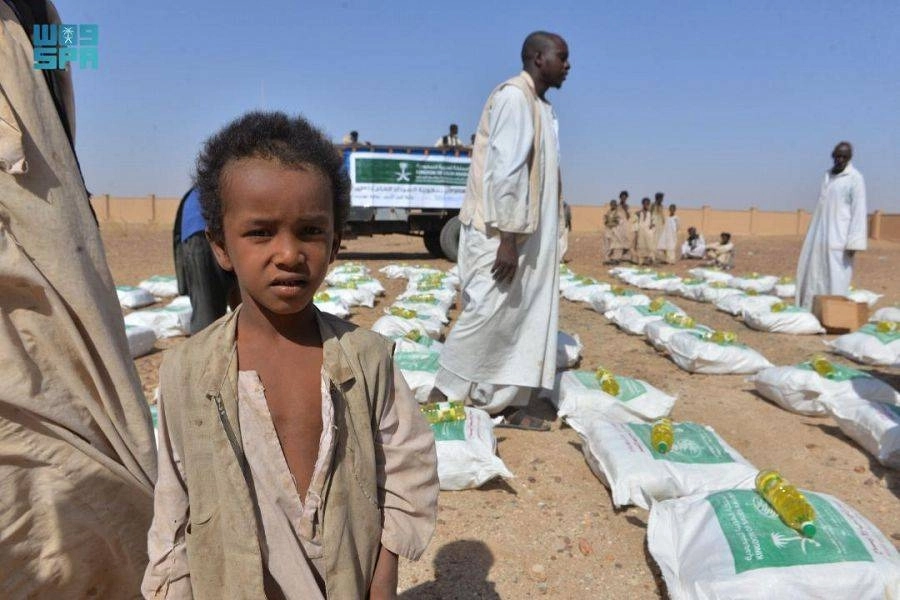 التحضير لتسليم السلال في السودان (واس)