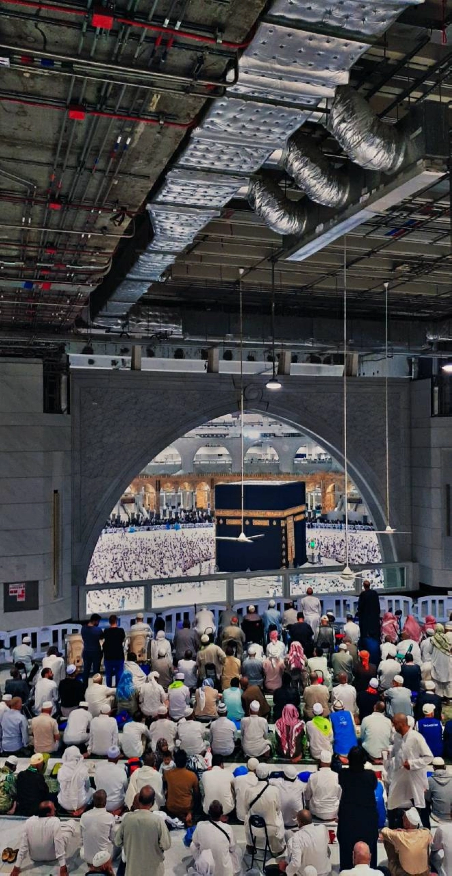 






 عدد من المعتمرين والمصلين والزوار داخل أروقة المسجد الحرام               (أنس الحارثي)