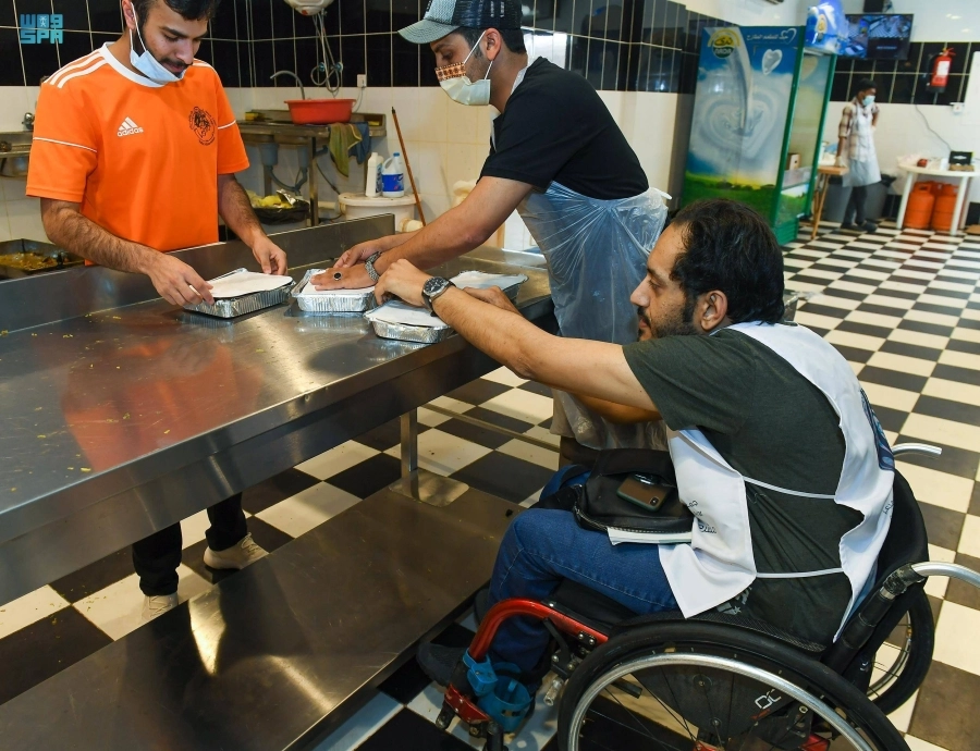  يقوم بالمشاركة في تجهيز الوجبات (مكة)