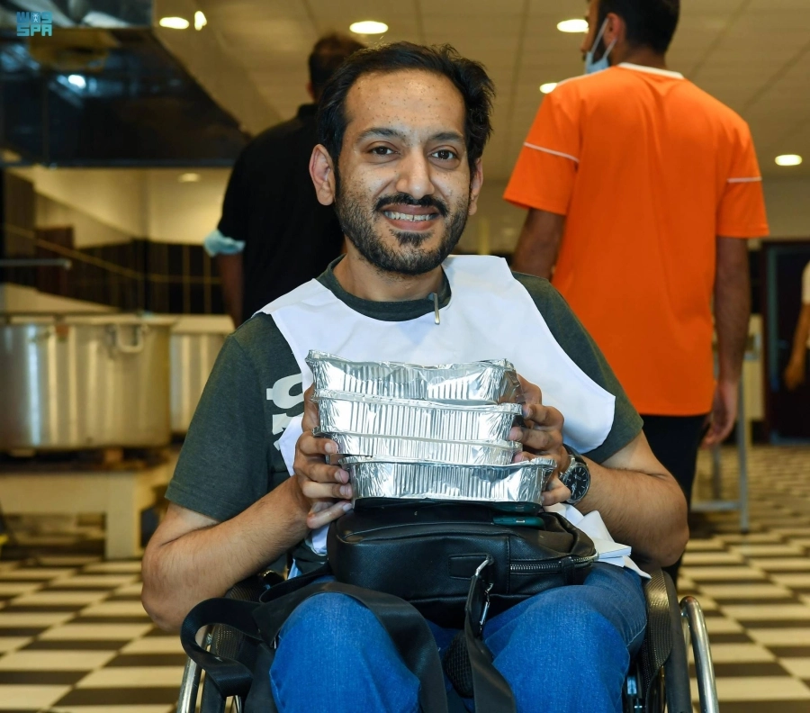 






مالك يبدو سعيدا بالوجبات التي أعدها                    (مكة)