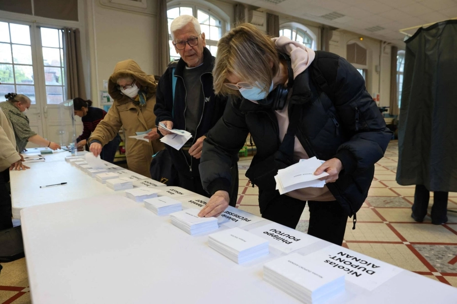 الناخبون يدلون بأصواتهم في فرنسا