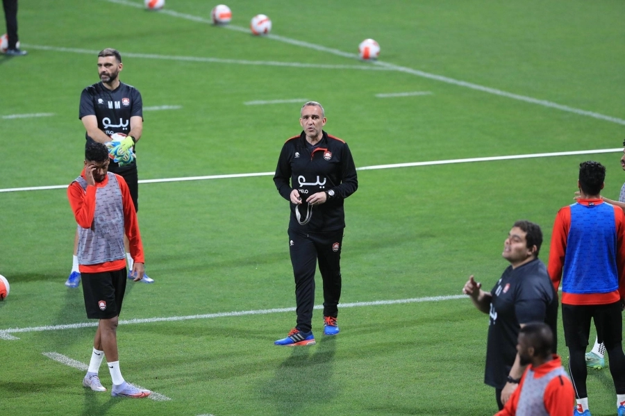 بيدرو قبل حصة تدريبية للرائد