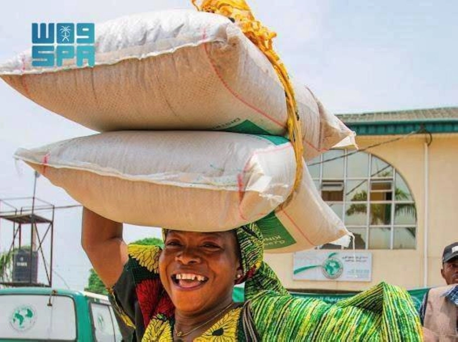 



نيجيرية بعد تسلم المواد الغذائية      (واس)