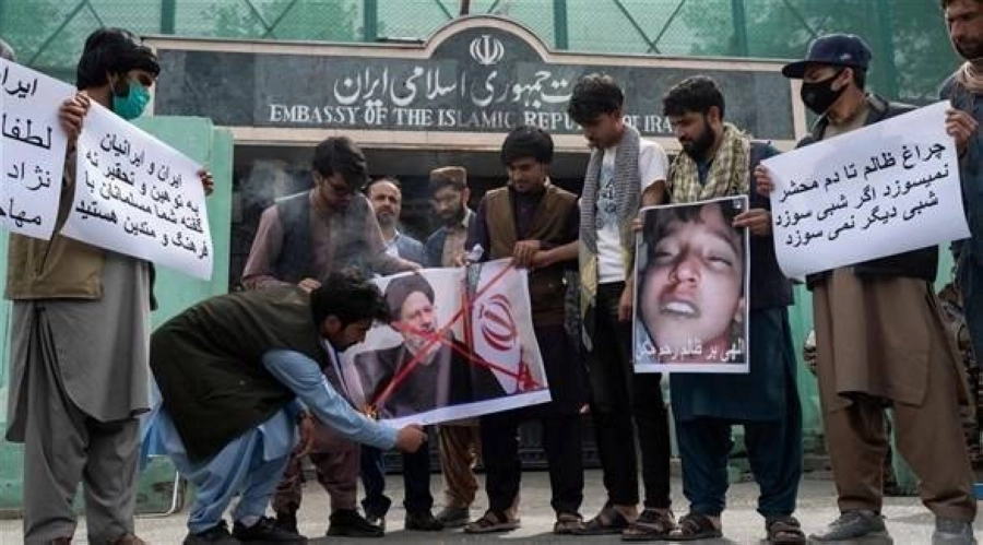 






أفغان يحملون لافتات ضد خامنئي