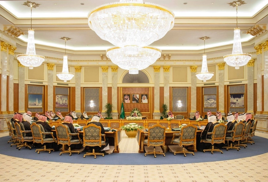 الملك سلمان مترئسا جلسة مجلس الوزراء في جدة أمس                                                                                    (واس)