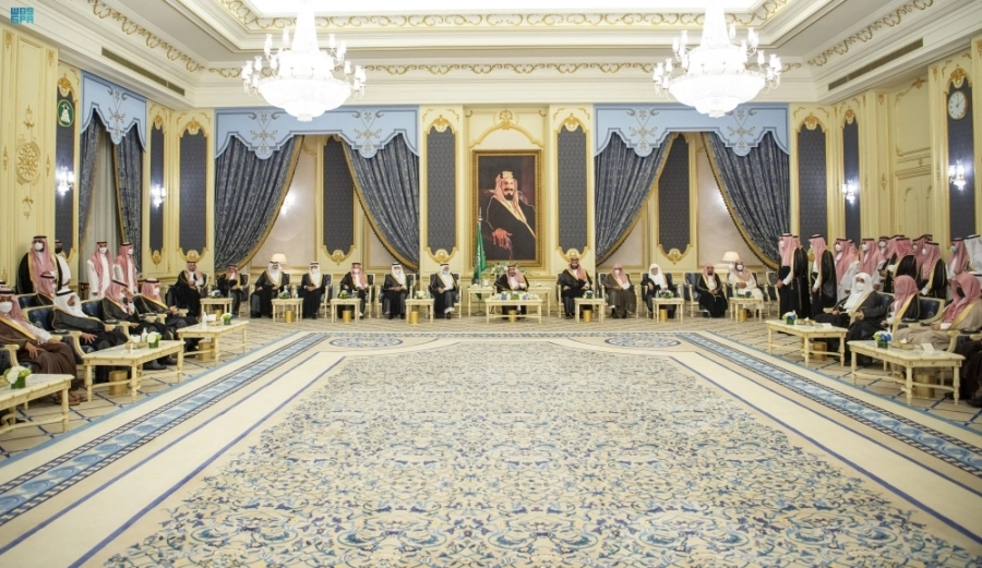 






خادم الحرمين لدى استقباله الأمراء والعلماء والوزراء والمواطنين في جدة                                                                                                                                        (واس)