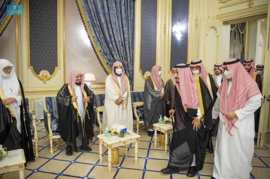 






الملك سلمان خلال مراسم الاستقبال
