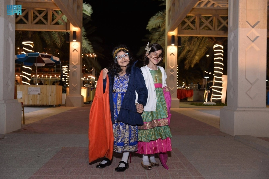 طفلتان ترددان الأهازيج                     (مكة)